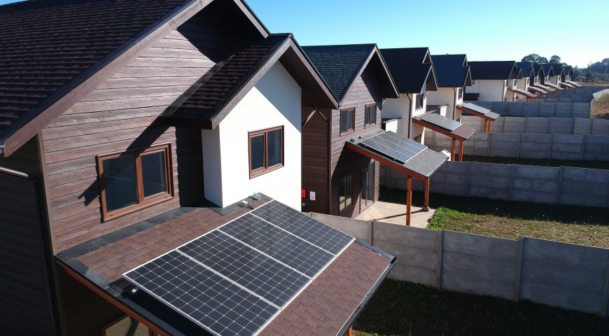 Paneles solares comienzan su funcionamiento en Portal Los Alpes