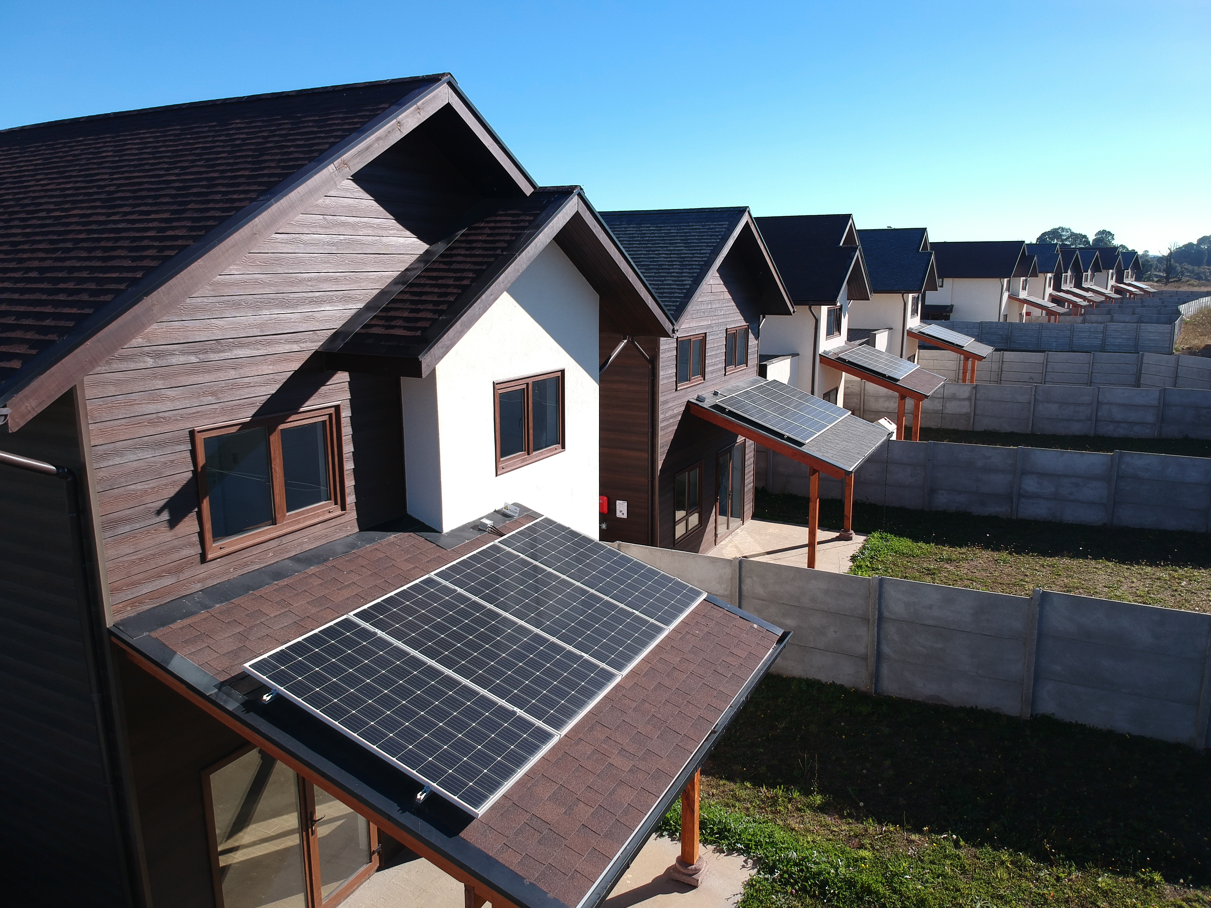 Paneles solares comienzan su funcionamiento en Portal Los Alpes