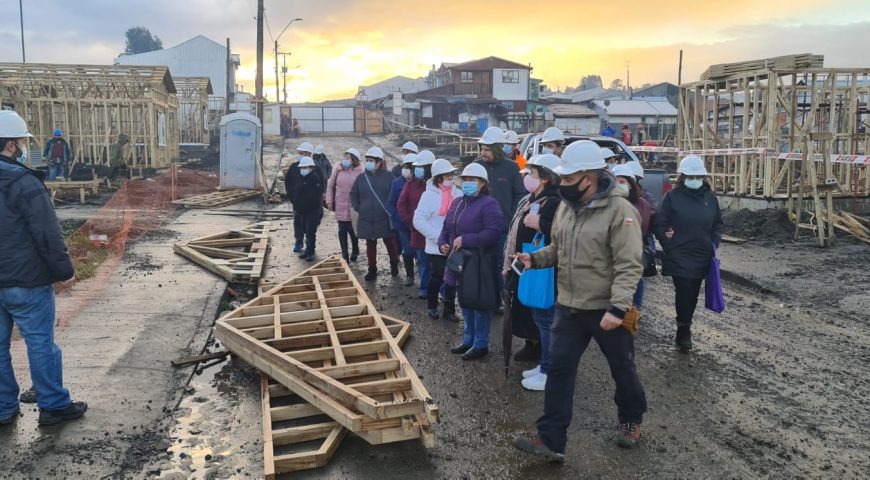 Familias visitan reconstrucción de sus casas en Castro