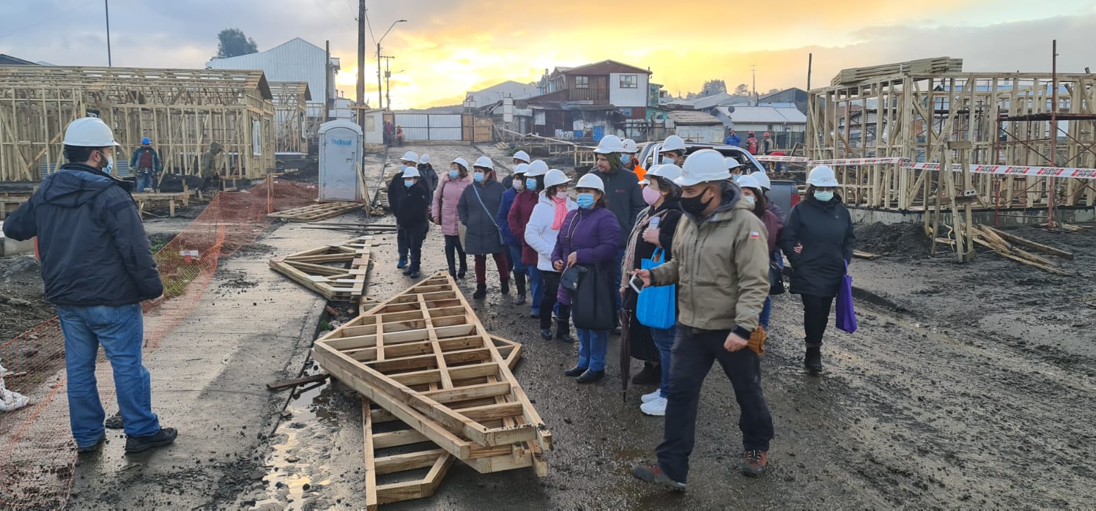 Familias visitan reconstrucción de sus casas en Castro
