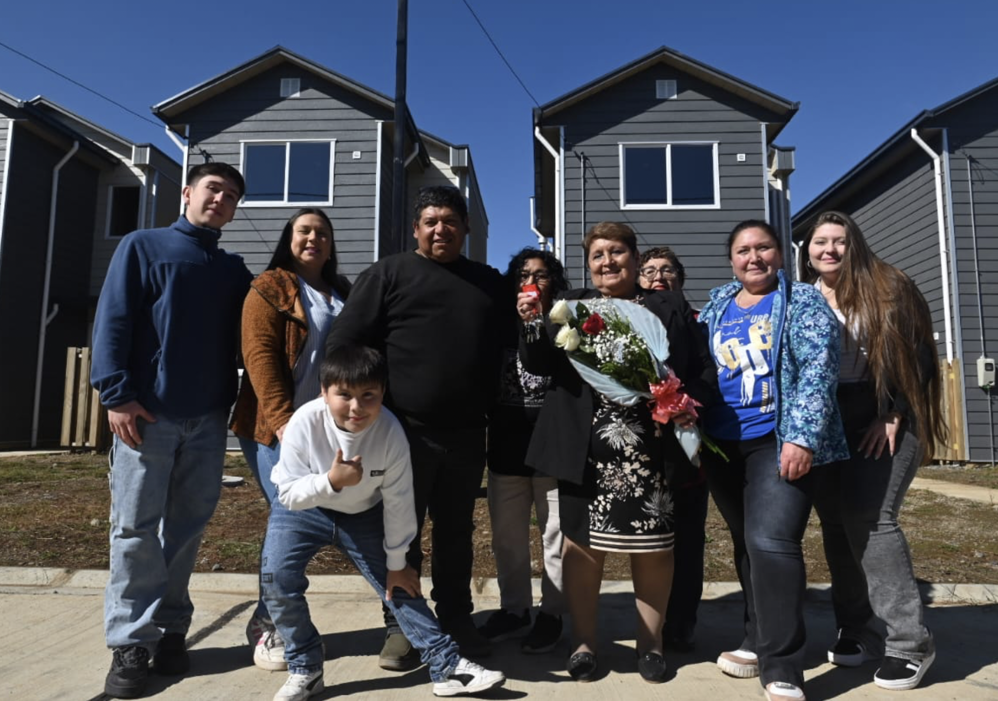 Vecinos de Portal Mackenna reciben llaves de sus nuevas casas