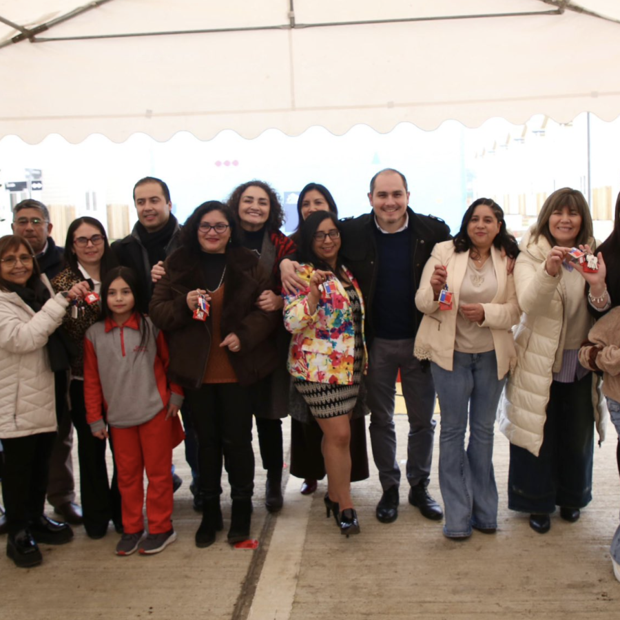Familias de proyecto Unión y Futuro reciben las llaves de su casa propia
