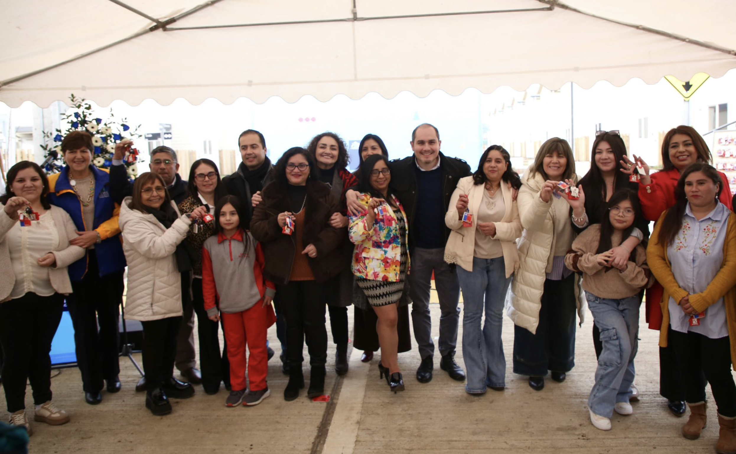 Familias de proyecto Unión y Futuro reciben las llaves de su casa propia