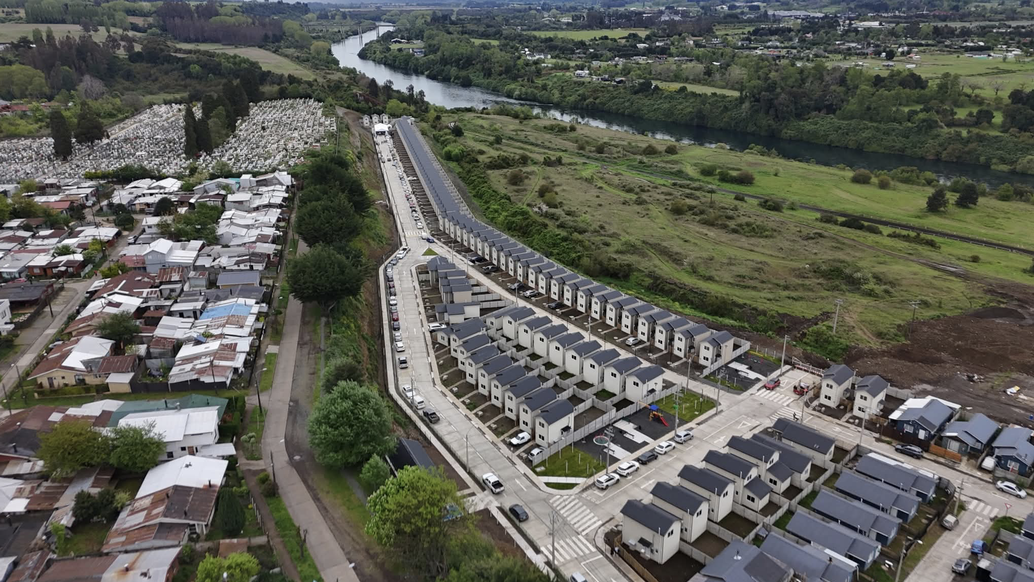 100 familias reciben llaves de sus nuevas casas en Río Bueno